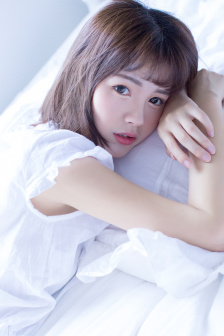 女主被吊起来调教下身